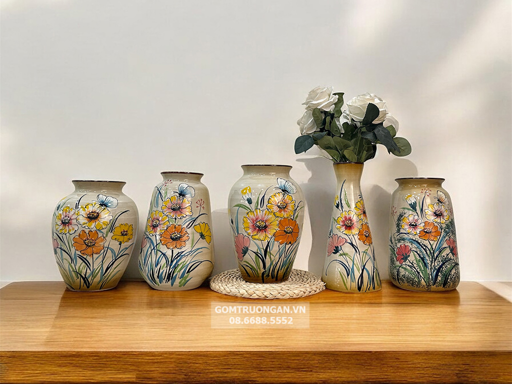 Lọ hoa men bóng 3D dáng vò cao vẽ tay hoa bươm bướm 3